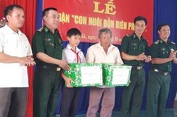 Các đồn biên phòng ở Đác Lắc nhận 'con nuôi'