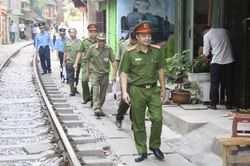 Hà Nội giải tỏa cà-phê đường tàu