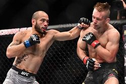 'Kẻ lập dị' UFC đấm như súng bắn khiến đối thủ 'xây sẩm mặt mày'