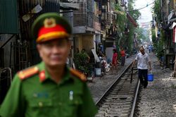 'Xóm cà phê đường tàu' vắng như mùng 1 Tết trong ngày đầu đóng cửa
