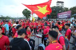 Cổ động viên 'nhuộm đỏ' đường cổ vũ đội tuyển Việt Nam gặp Malaysia