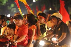 Tuyển Việt Nam chiến thắng, người dân Thủ đô 'đổ bộ' xuống phố ăn mừng