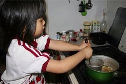 Bé gái từng gây xúc động khi '5 tuổi biết nấu ăn, làm việc nhà trước khi mẹ qua đời vì ung thư' bây giờ ra sao?