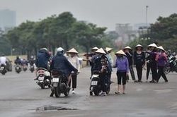 Cảnh sát hình sự mật phục xử phạt 6 'cò vé' đẩy giá cao gấp nhiều lần ở sân Mỹ Đình trước trận Việt Nam - Malaysia