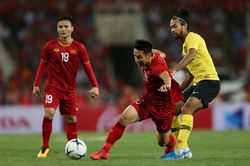 CĐV Việt Nam phát cuồng trước bàn thắng của Quang Hải