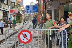 Hà Nội: Nhiều cửa hàng trên 'phố cà phê đường tàu' tự giác đóng cửa