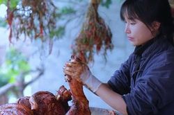 Cô gái xinh đẹp bỏ phố về quê cuốc đất trồng rau và 29 tuổi đã là triệu phú