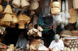 Chợ đặc biệt giữa lòng Hà Nội chỉ bán những vật dụng cổ, tên gọi còn bị lãng quên