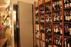 Quán bar nổi tiếng ẩn mình sau cánh cửa tủ lạnh