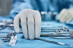Tự chữa bệnh trĩ bằng thuốc nam, bệnh nhân phải dùng hậu môn giả