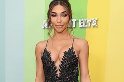 Chantel Jeffries mặc váy 2 dây xẻ sâu khoe ngực đầy siêu gợi cảm
