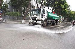 Sau 3 năm dừng, Hà Nội cho phép rửa đường trở lại những ngày nóng trên 40 độ C