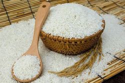 Mẹo dùng gạo rửa sạch nồi, bảo quản trứng, làm chín trái cây