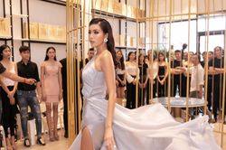 Minh Tú diện váy cắt xẻ, khoe đôi chân 'cực phẩm' khi làm giám khảo show thời trang