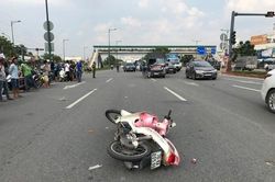 Xe tải húc văng xe máy hàng chục mét ở Sài Gòn, cô gái nguy kịch