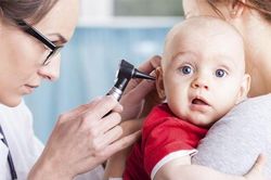 Làm sạch tai đúng cách cho trẻ