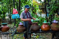 Bình nước công đức Phật giáo dần biến mất ở Myanmar vì chai nhựa