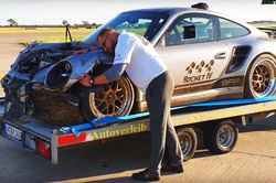 Porsche 911 gặp nạn ở tốc độ 365 km/h, đầu xe biến dạng hoàn toàn