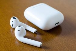 AirPods 2 giá từ 3,5 triệu đồng hút khách ở Việt Nam