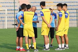 U22 Việt Nam và U22 UAE 'làm nóng' trước trận giao hữu