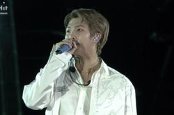 BTS tả tơi, nhễ nhại mồ hôi tri ân fan, còn Jimin nhảy cẫng ăn mừng sinh nhật