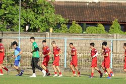 CHÙM ẢNH: Tuyển Việt Nam hăng say tập luyện dưới nắng chiều rạng rỡ của Bali