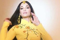 Mặc áo dài Việt theo cách chẳng giống ai, Kacey Musgraves khiến fan tranh cãi gay gắt