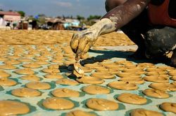 Khám phá 'sốc' lặng người sau những chiếc bánh bùn ở Haiti