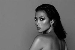 Bằng Lăng thuyết phục chồng Tây hay ghen cho chụp ảnh nude ở tuổi 40