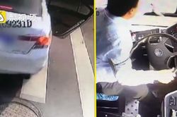 Xe ô tô đang chạy, bất ngờ cửa mở, bé trai rớt ra đường
