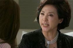 Bố chồng bệnh tật liên miên, mẹ chồng làm một điều khiến nàng dâu ngoan hiền căm hận