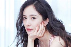 Cùng là tiểu Hoa nổi tiếng nhưng phí đại diện thương hiệu của Dương Mịch, Địch Lệ Nhiệt Ba và Trịnh Sảng vẫn thấp hơn sao nữ này