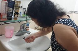 Vụ nước sạch có mùi khét ở Hà Nội: Lo ảnh hưởng sức khỏe, Ban quản lý tòa nhà cung cấp nước ăn cho dân