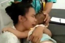 Cậu bé chết thảm khi nghịch dây sạc cắm trong ổ điện, bà mẹ trẻ hối hận gào khóc thê lương