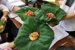 Hưởng ứng một ngày 'không dùng nilon', học sinh đua nhau gói xôi bằng lá sen khiến nhiều người thích thú và ngợi khen