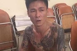 Nam thanh niên xăm trổ đổ xăng khắp nhà đòi tự thiêu nhiều người khiếp đảm