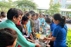 Dạy học sinh chia sẻ yêu thương