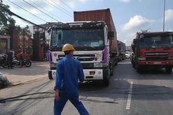 Xe ben hết hạn kiểm định 6 tháng gây sự cố, ùn tắc kéo dài