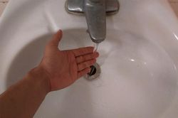 Người Hà Nội hoang mang vì nước sinh hoạt nồng nặc mùi khó chịu, VIWACO nói gì?