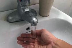 Nước sộc mùi Clo, khét lạ sẽ nguy hiểm ra sao? Cách nào loại bỏ?