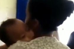 Bé trai 10 tháng tuổi bị điện giật tử vong, mẹ ôm con khóc trong tuyệt vọng 'Hãy về với mẹ!'