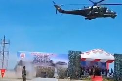 Trực thăng tấn công hạng nặng Mi-35P 'thổi' sập lễ đài tại Indonesia