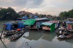 Xóm chài nghèo giữa lòng thành phố