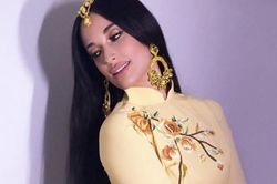 Nữ ca sĩ Mỹ mặc áo dài không quần - 6 giải Grammy, thích gây chú ý