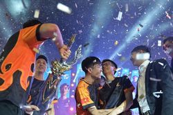 Xuân Bách: 'No nê danh hiệu song Team Flash sẽ không dừng lại'