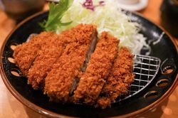 Học đầu bếp cách chiên thịt cốt lết chuẩn từng giây