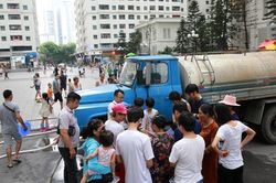 Hà Nội: Người dân Khu đô thị Linh Đàm lao đao vì nước có mùi lạ