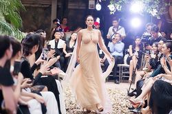 Phương Mai bụng bầu 8 tháng vẫn catwalk trong show của NTK Hà Duy