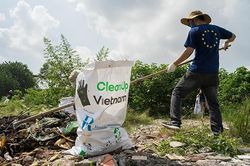 Chương trình làm sạch sông Hồng và cầu Long Biên