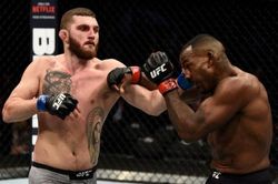 Cú đấm vòng cung tuyệt đẹp khiến 'Chúa tể' UFC bất tỉnh